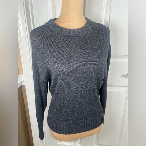 Something Navy Subtle Sheen Crew Neck Color Navy
Sweater Size XXS - Picture 6 of 8